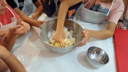 Taller niños galletas y dulces navideños